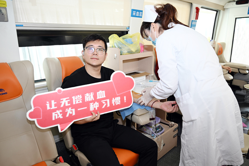 【传奇扑克药业党员干部职工积极参加无偿献血公益活动】的配图